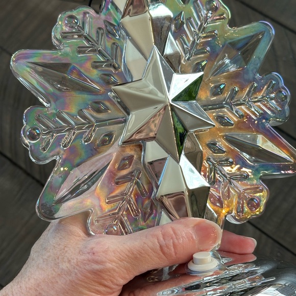 Bath & Body Works Light Up Snowflake 3-wick Pedestal Candle Holder 2025 - Picture 5 of 7